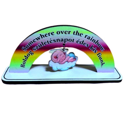 Fa szivárvány közepén függő angyalkával